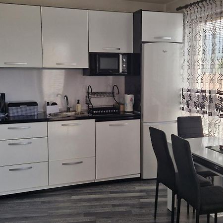 Black And White Apartment คาร์โลโว ภายนอก รูปภาพ
