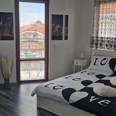 Black And White Apartment คาร์โลโว ภายนอก รูปภาพ