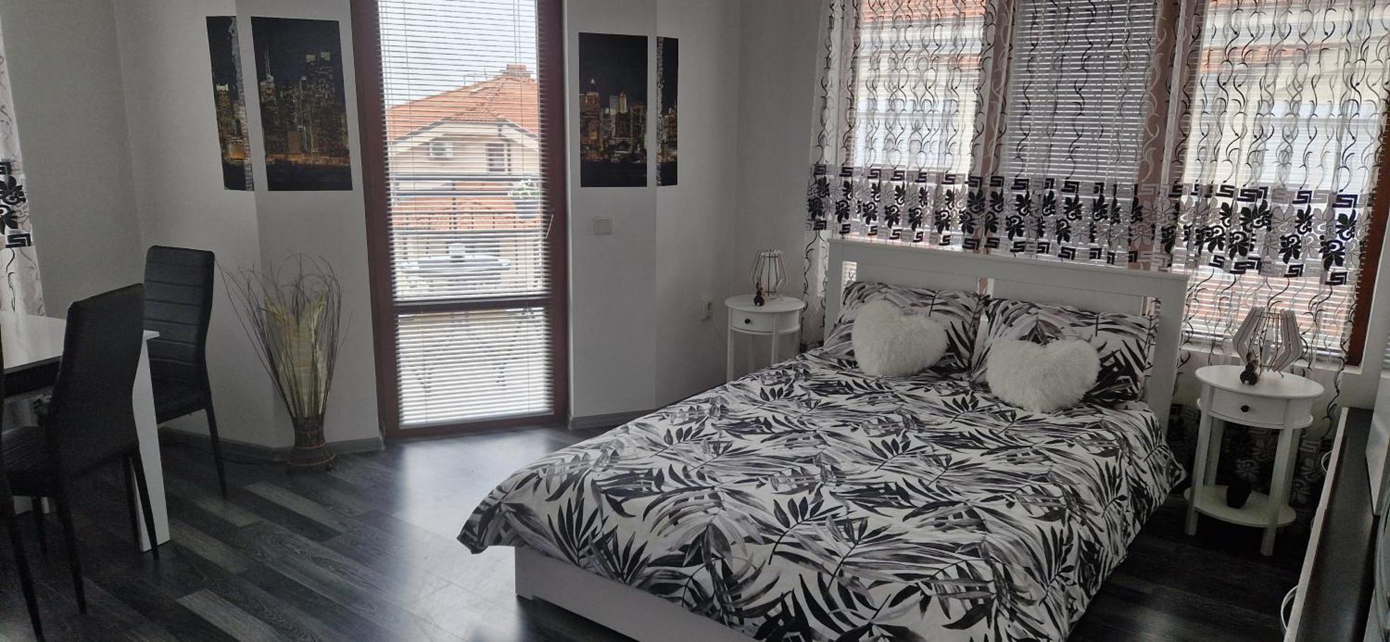 Black And White Apartment คาร์โลโว ภายนอก รูปภาพ
