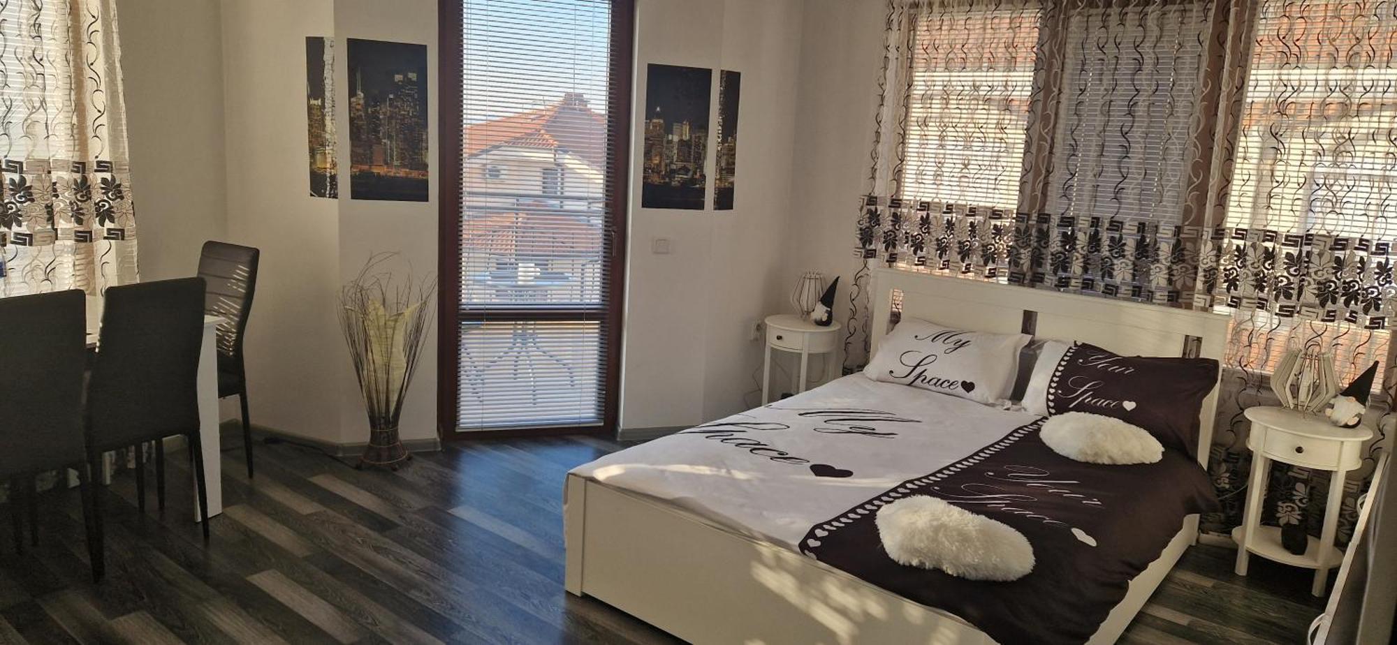 Black And White Apartment คาร์โลโว ภายนอก รูปภาพ