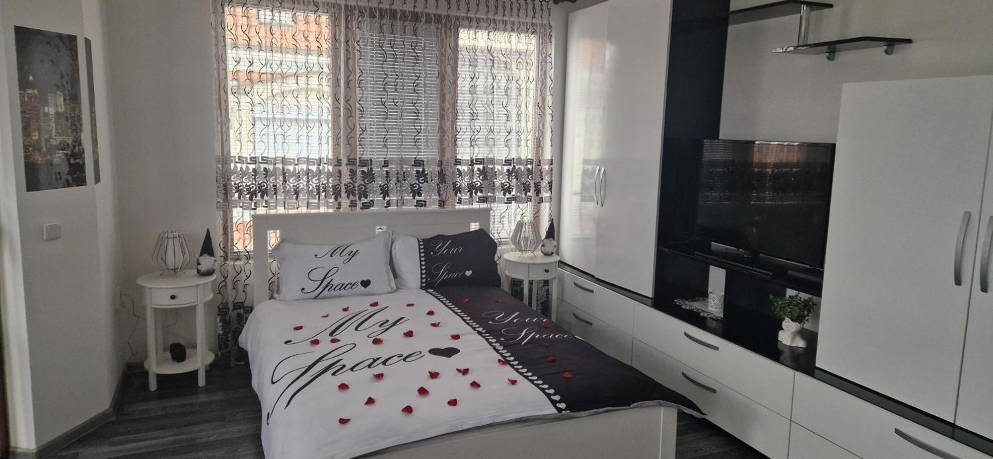 Black And White Apartment คาร์โลโว ภายนอก รูปภาพ