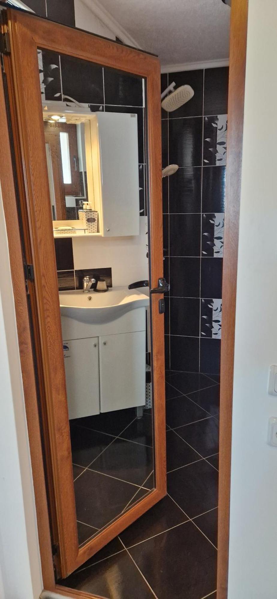 Black And White Apartment คาร์โลโว ภายนอก รูปภาพ