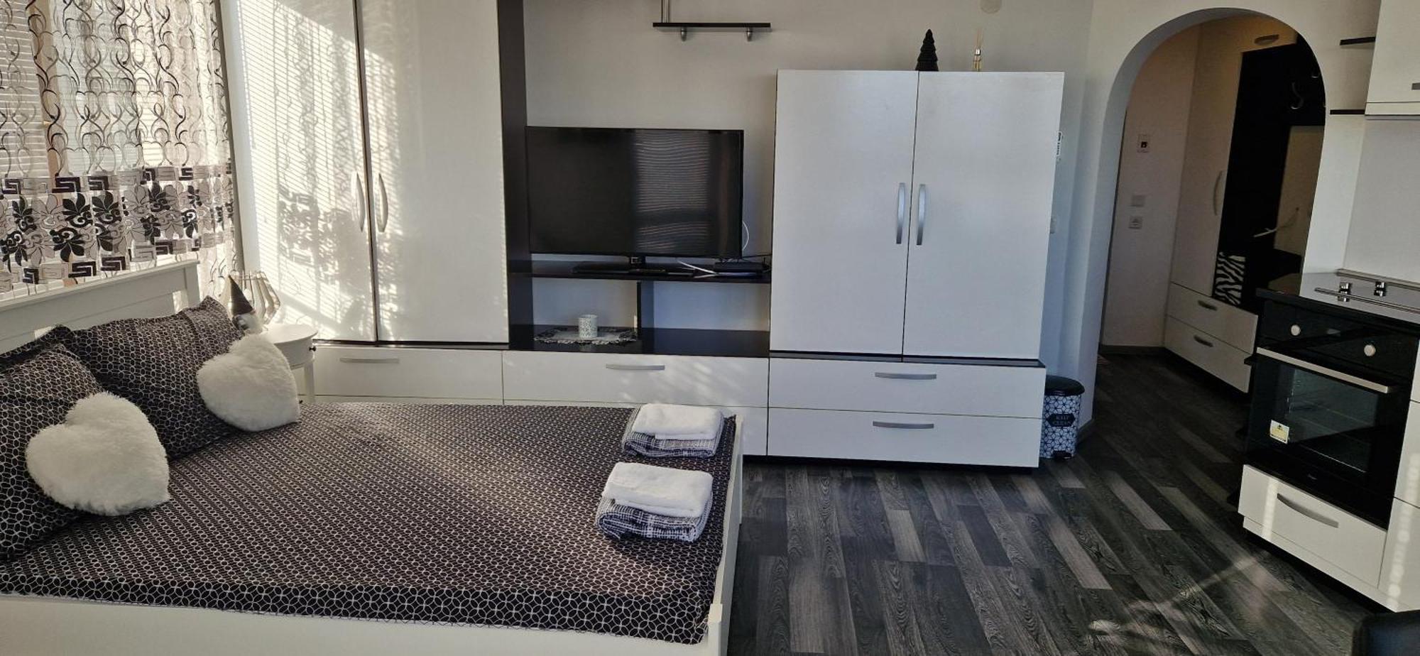 Black And White Apartment คาร์โลโว ภายนอก รูปภาพ
