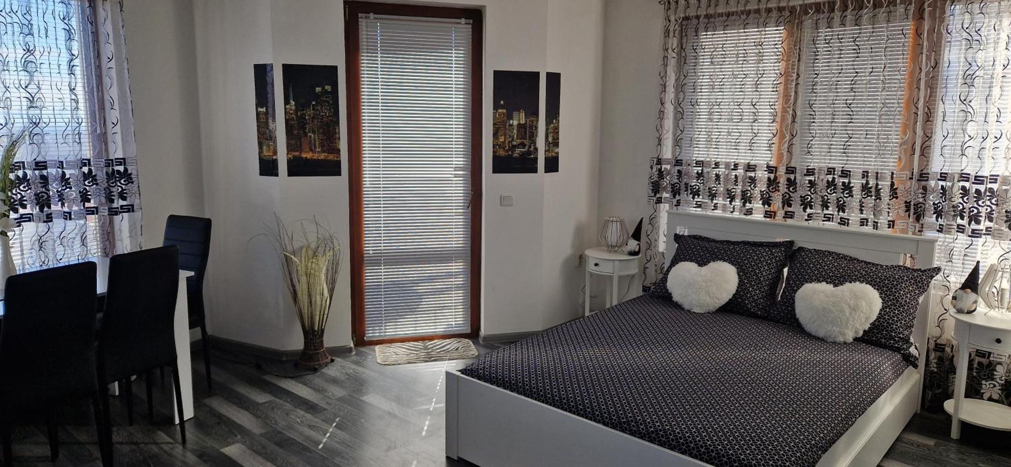 Black And White Apartment คาร์โลโว ภายนอก รูปภาพ