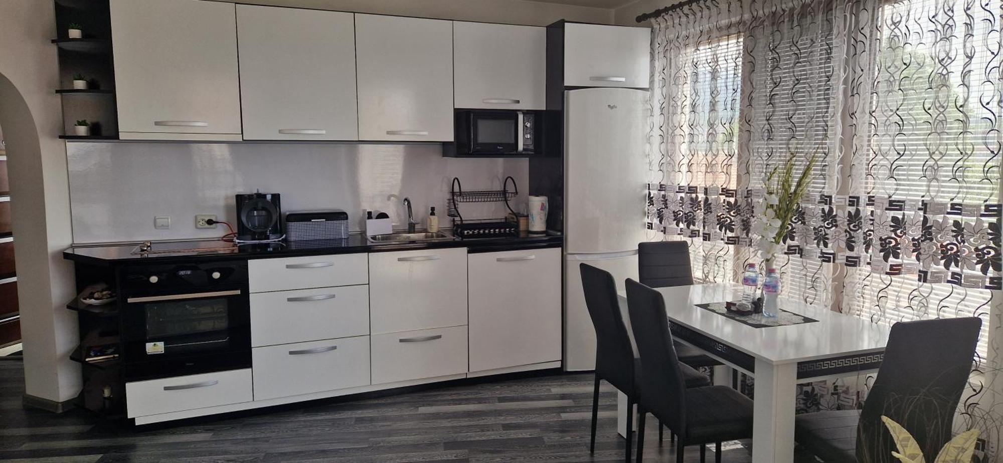Black And White Apartment คาร์โลโว ภายนอก รูปภาพ